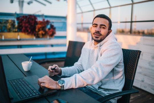 e cigareta nabíječka – jak vybrat tu nejlepší e cigareta nabíječku pro dlouhou výdrž